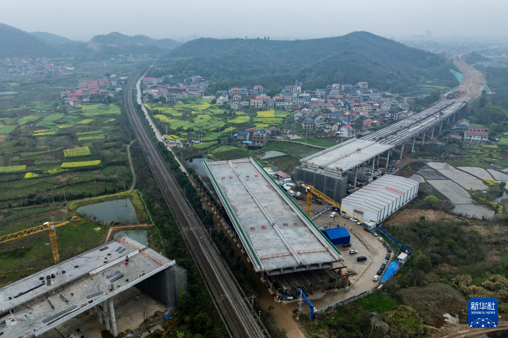 湖北:2.6万吨大桥成功转体
