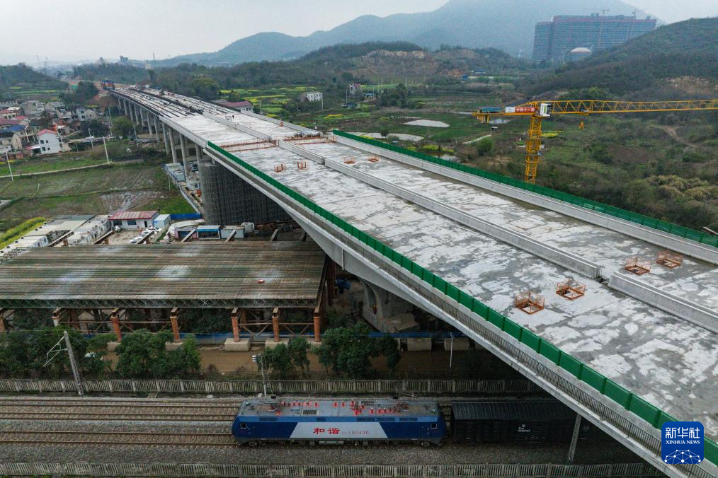 湖北:2.6万吨大桥成功转体