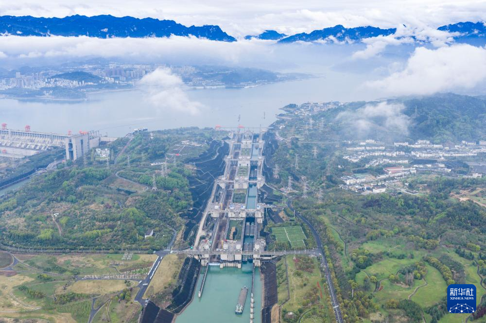 三峡南线船闸检修进度过半 三峡枢纽通航保障有力