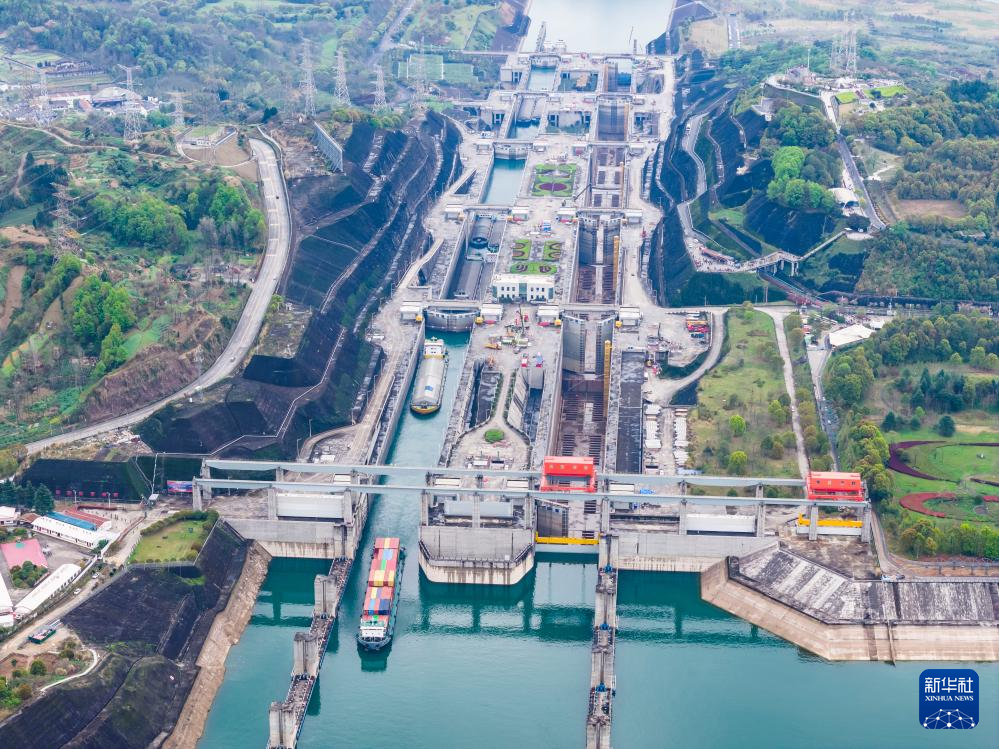 三峡南线船闸检修进度过半 三峡枢纽通航保障有力