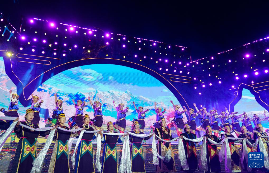 不负高原好春光 林芝桃花节开幕