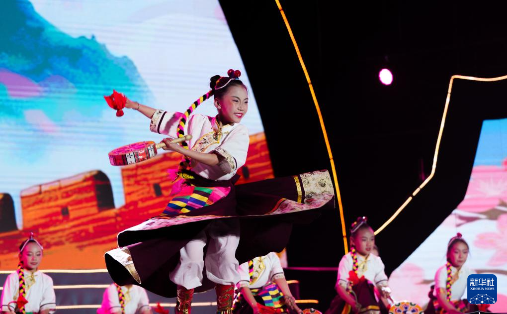 不负高原好春光 林芝桃花节开幕