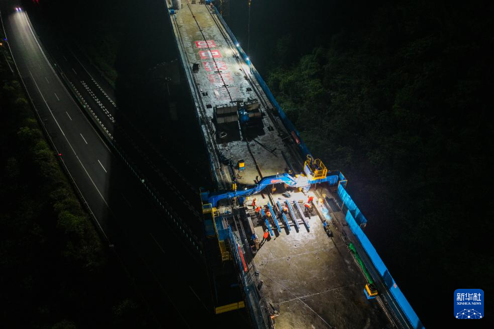 邵永高铁控制性工程刘家院子跨二广高速特大桥连续梁合龙