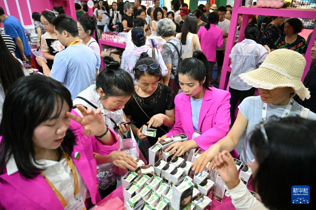 第六届消博会公众开放日持续火爆