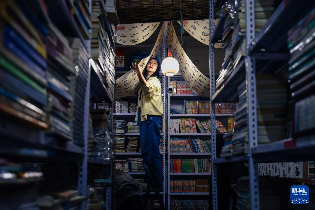 图片故事丨当旧书店遇上“主理人”:纸页虽旧,但通往未来的路常新