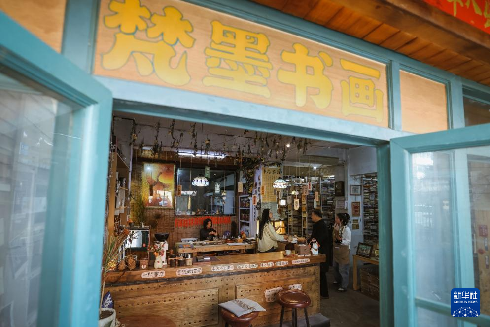 图片故事丨当旧书店遇上“主理人”:纸页虽旧,但通往未来的路常新