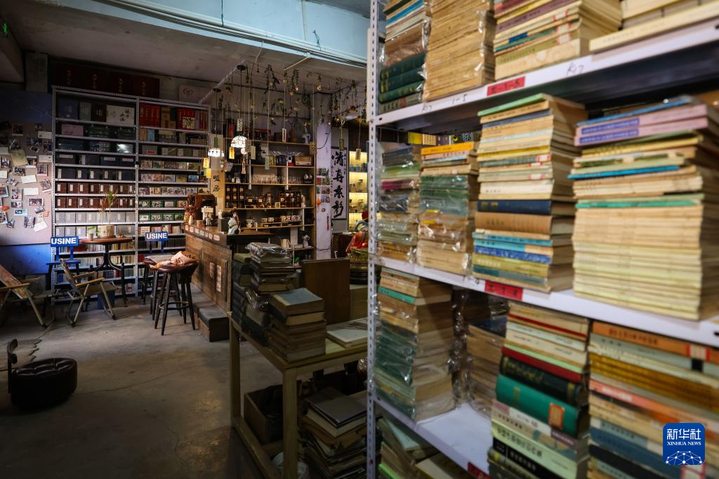 图片故事丨当旧书店遇上“主理人”:纸页虽旧,但通往未来的路常新