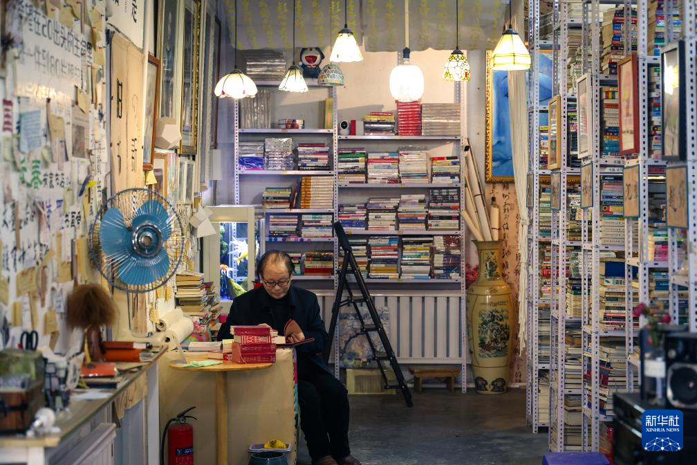 图片故事丨当旧书店遇上“主理人”:纸页虽旧,但通往未来的路常新