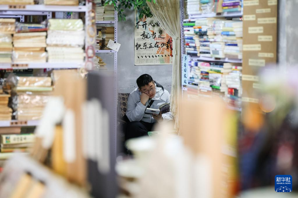 图片故事丨当旧书店遇上“主理人”:纸页虽旧,但通往未来的路常新