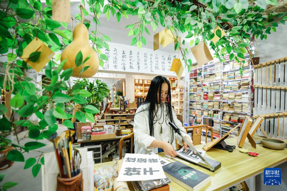 图片故事丨当旧书店遇上“主理人”:纸页虽旧,但通往未来的路常新