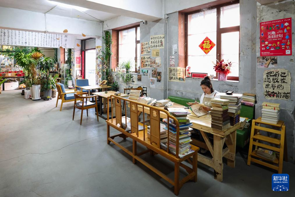 图片故事丨当旧书店遇上“主理人”:纸页虽旧,但通往未来的路常新