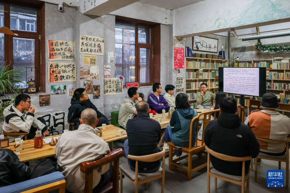图片故事丨当旧书店遇上“主理人”:纸页虽旧,但通往未来的路常新