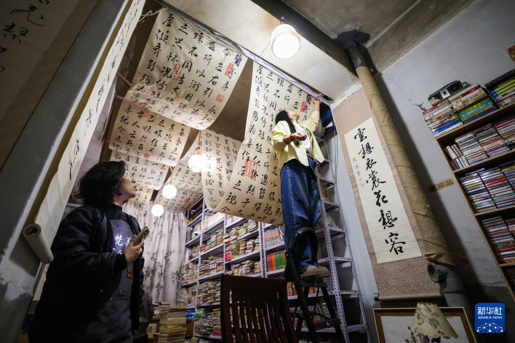 图片故事丨当旧书店遇上“主理人”:纸页虽旧,但通往未来的路常新