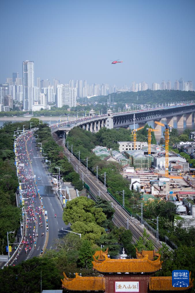 荆楚江天阔 长虹入画来