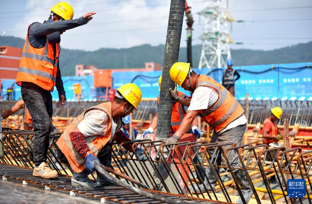 深圳机荷高速改扩建工程浇筑首块现浇梁