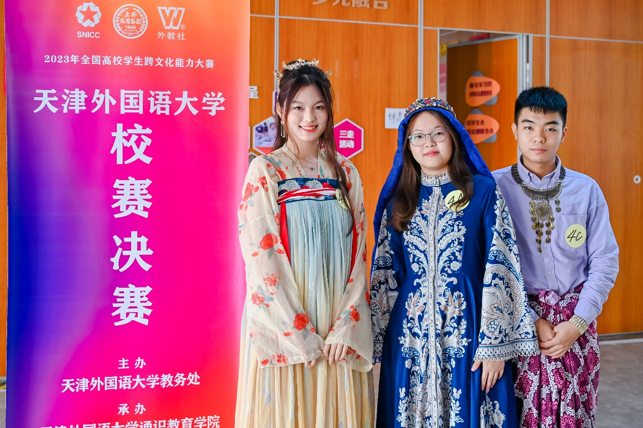 【青春华章 以毕业为名】奋斗青春皆滚烫 追光路上自有光
