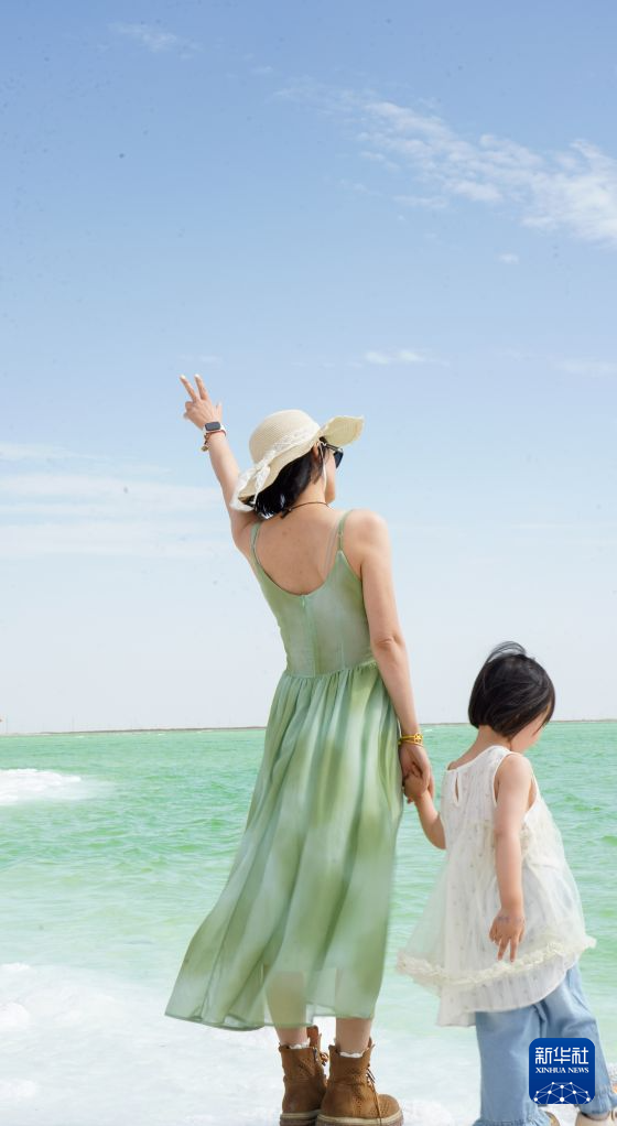 美丽中国行·探访三江源丨夏日察尔汗盐湖