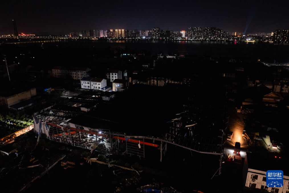 湖北消防连夜转运超千万元民生物资