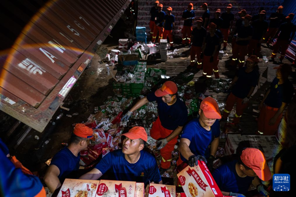 湖北消防连夜转运超千万元民生物资