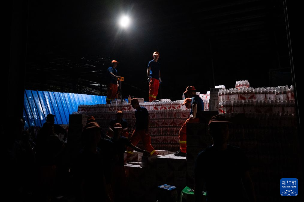 湖北消防连夜转运超千万元民生物资