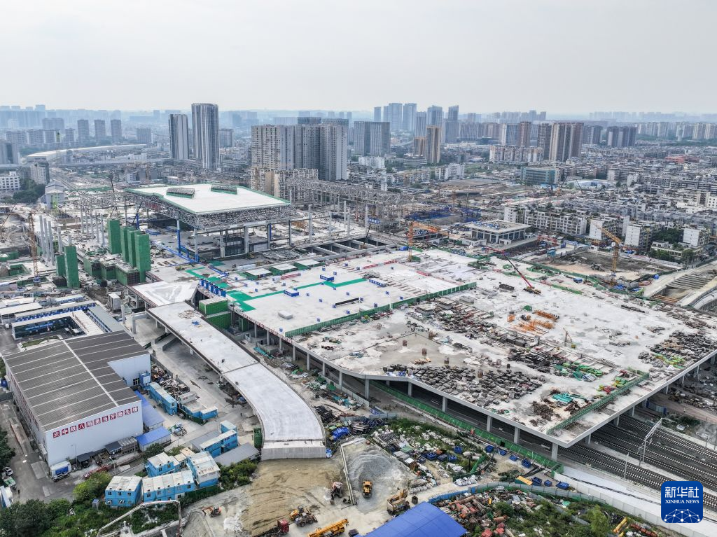 成渝中线高铁成都站高架广场主体结构完工