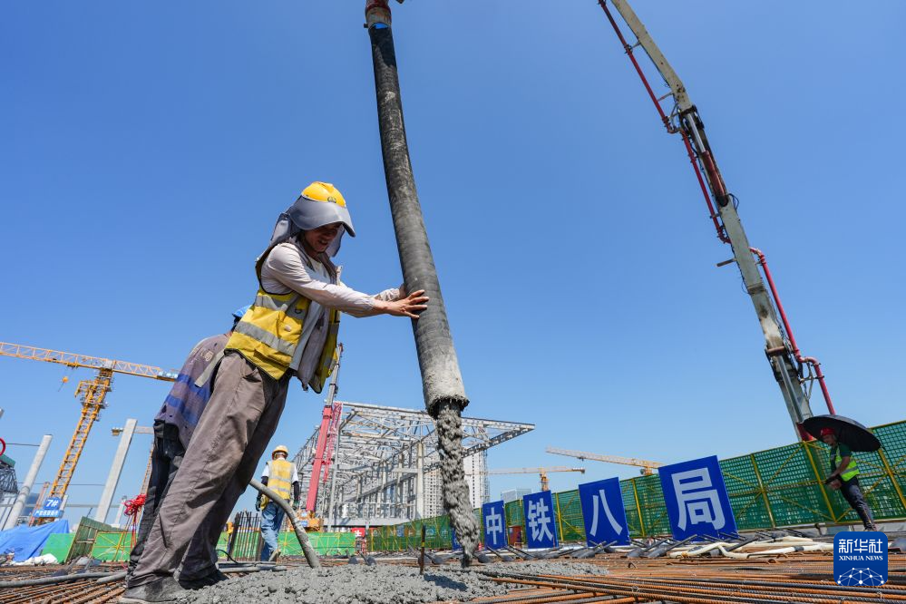 成渝中线高铁成都站高架广场主体结构完工