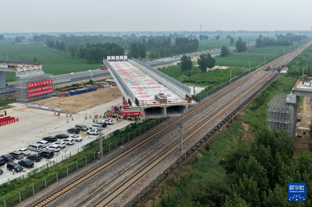 河北:衡德高速公路改扩建工程跨石德铁路转体桥成功转体