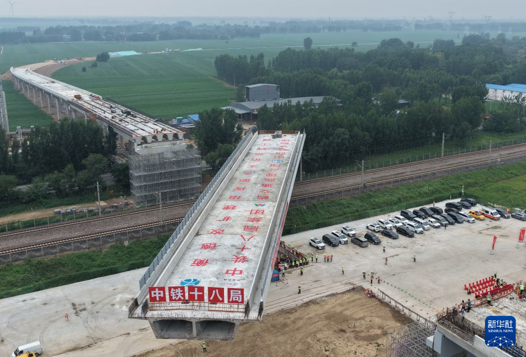 河北:衡德高速公路改扩建工程跨石德铁路转体桥成功转体