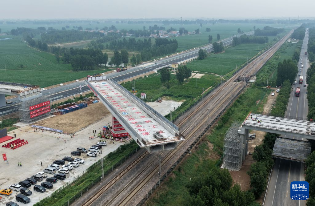 河北:衡德高速公路改扩建工程跨石德铁路转体桥成功转体