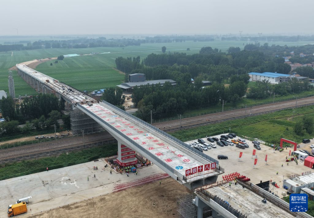 河北:衡德高速公路改扩建工程跨石德铁路转体桥成功转体
