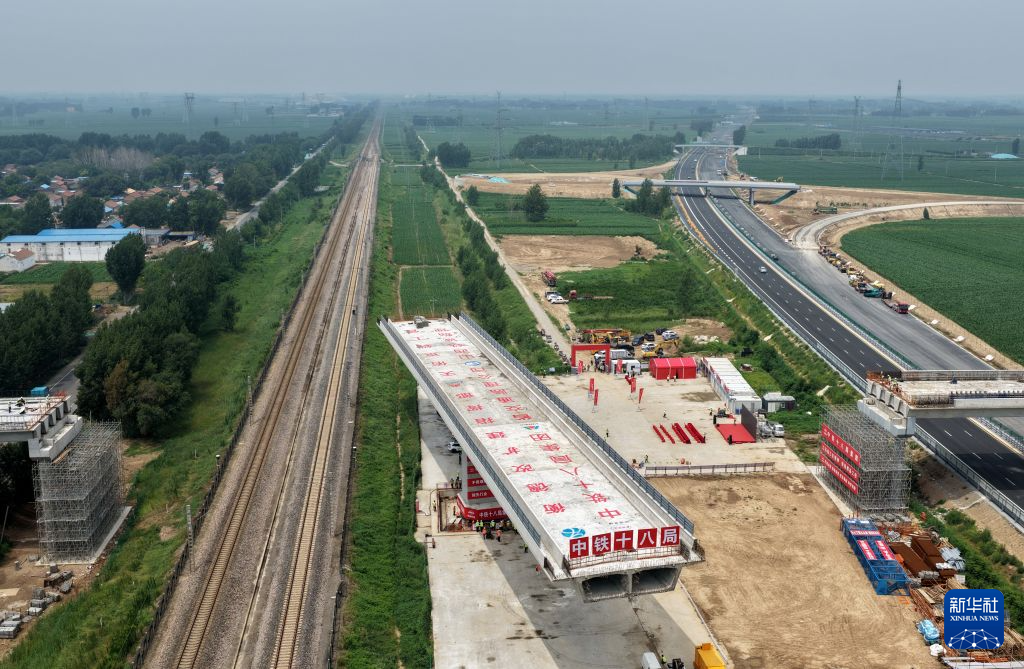 河北:衡德高速公路改扩建工程跨石德铁路转体桥成功转体