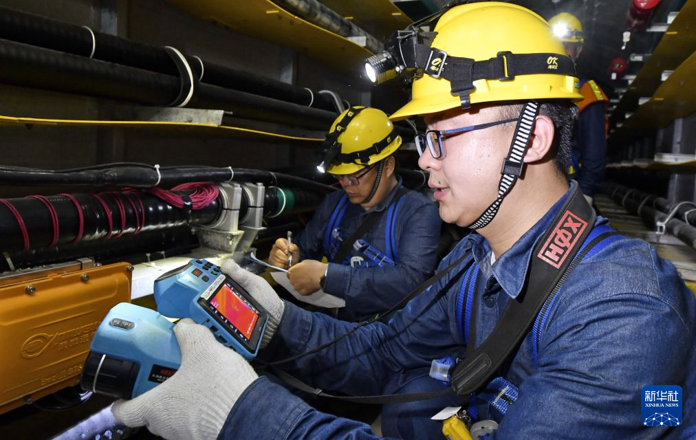 用汗水守护城市用电“生命线”