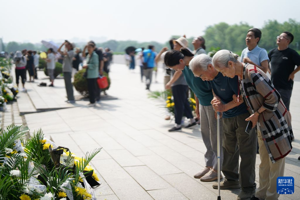 唐山大地震50周年:纪念墙下致哀思