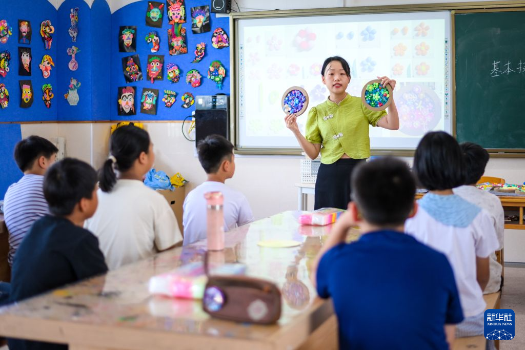 浙江宁波:公益课程丰富“小候鸟”暑假生活