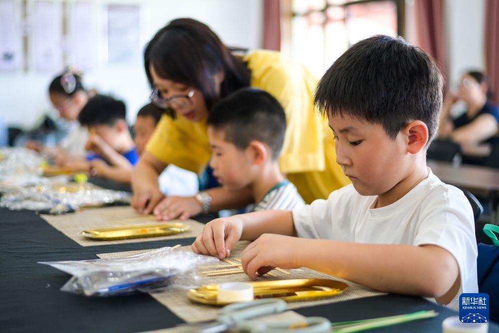 浙江宁波:公益课程丰富“小候鸟”暑假生活