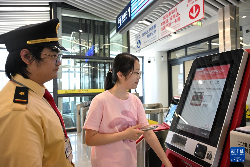 穗深城际铁路全线贯通运营