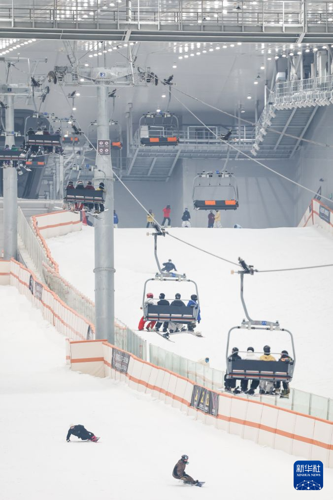 湖北武汉:室内滑雪享清凉