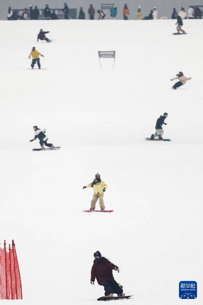 湖北武汉:室内滑雪享清凉