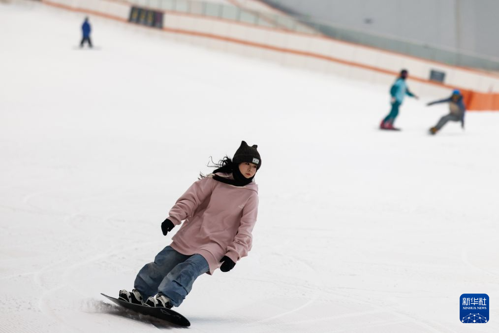 湖北武汉:室内滑雪享清凉