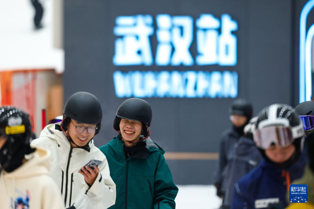湖北武汉:室内滑雪享清凉