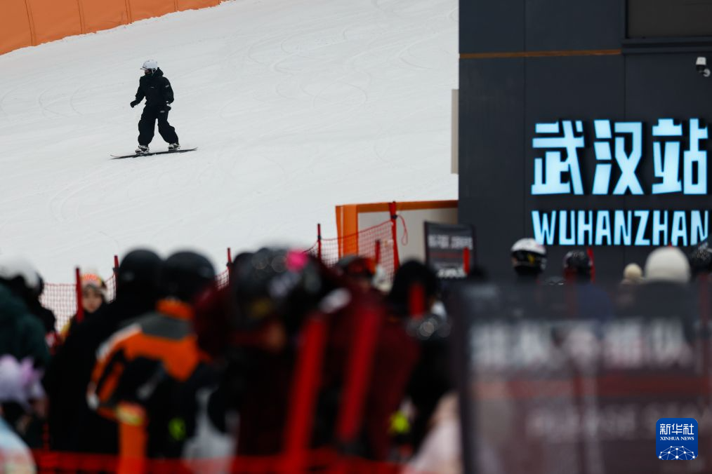 湖北武汉:室内滑雪享清凉