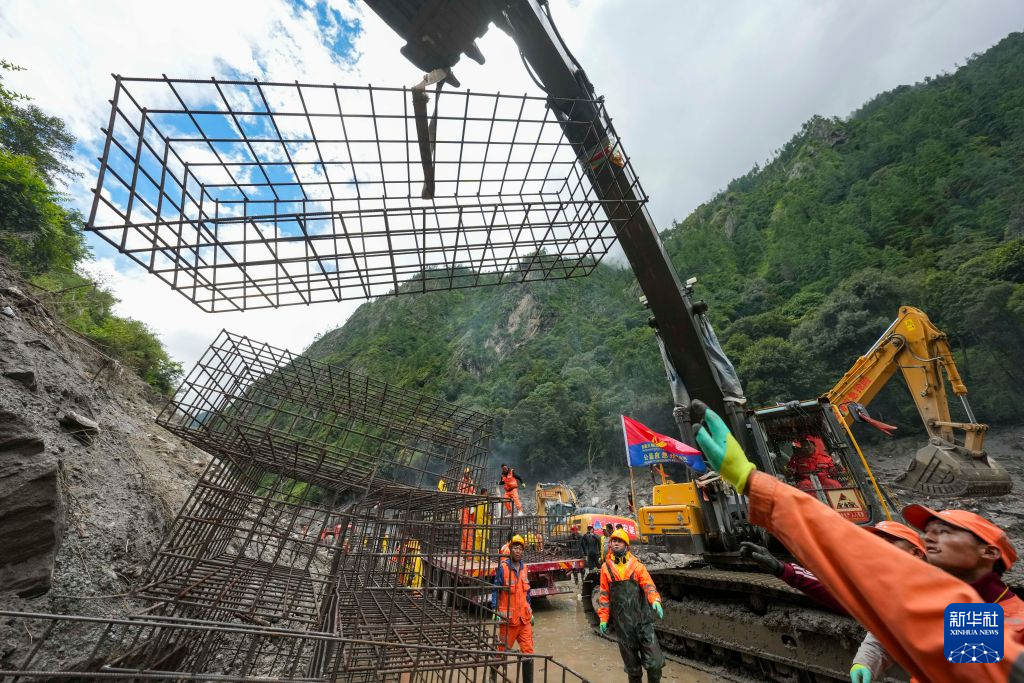 吉隆救灾一线公路防护工事加紧施工