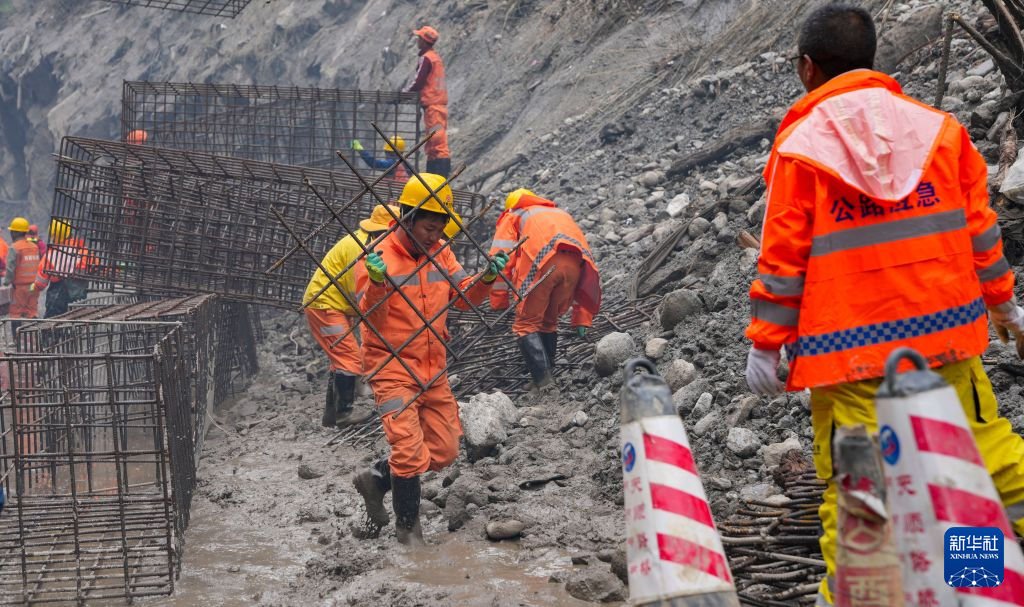 吉隆救灾一线公路防护工事加紧施工