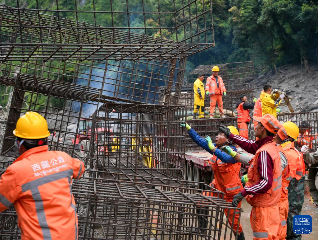吉隆救灾一线公路防护工事加紧施工